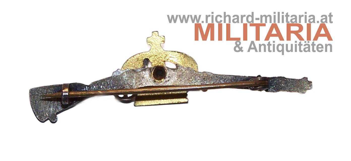 Abzeichen - Gewehr mit rotem Kreuz