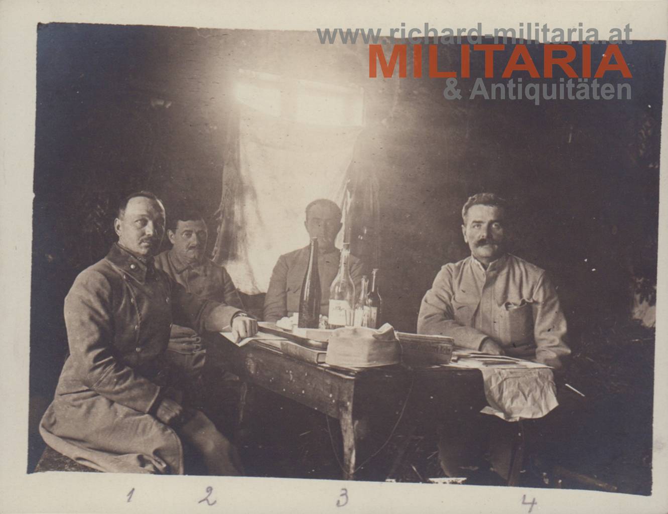 Hauptmann Urban mit Feldkurat Merta und weiteren Soldaten