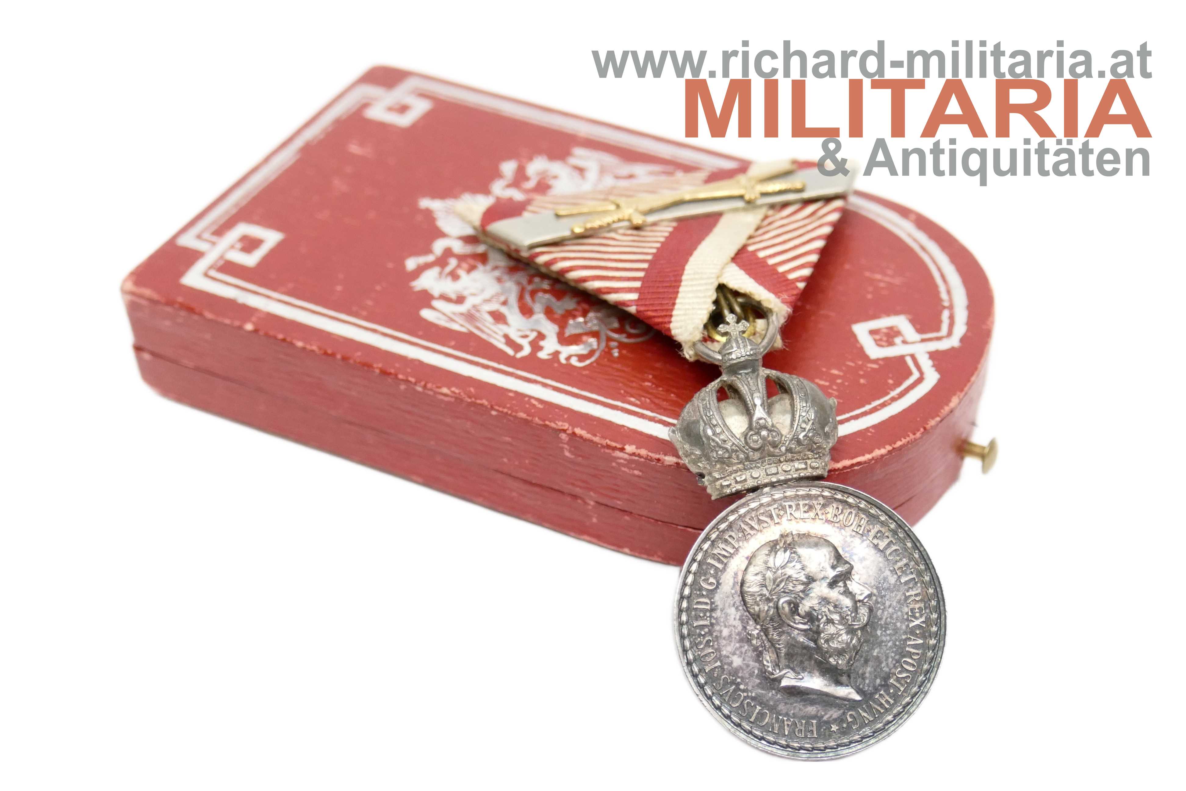 k.u.k. Silbernes Signum Laudis FJ1 mit WH-Spange u. Schw. im Etui
