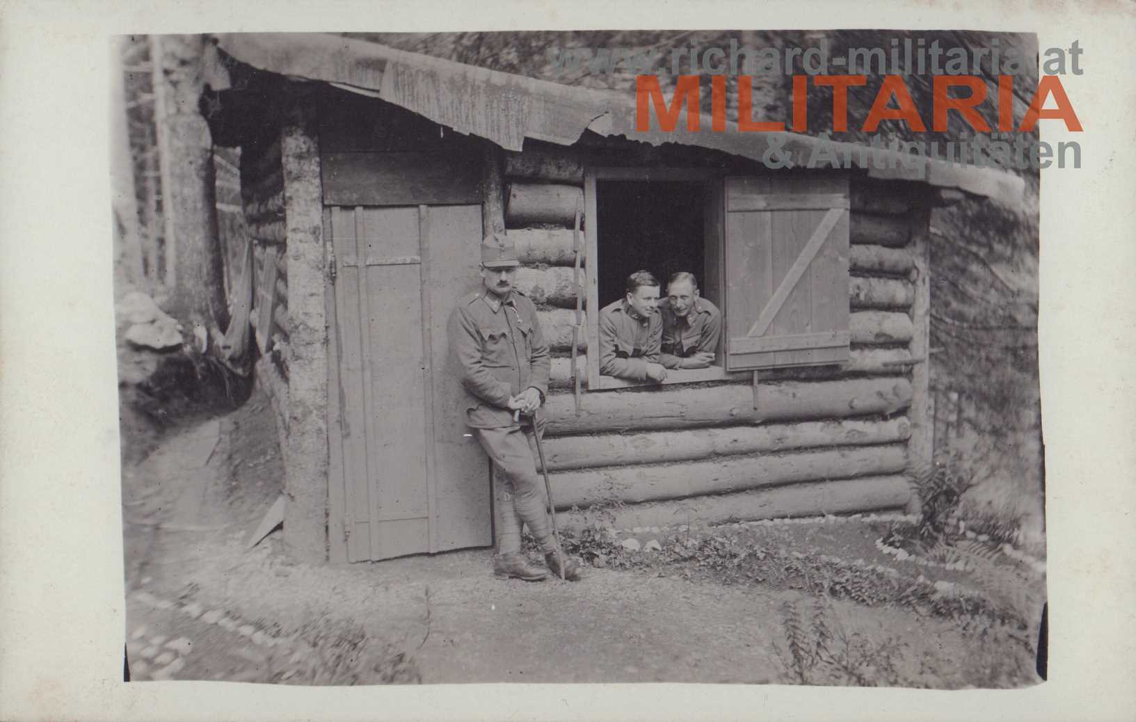 k.u.k Foto - Soldaten bei einer Holzhütte im Wald 1./7 1917