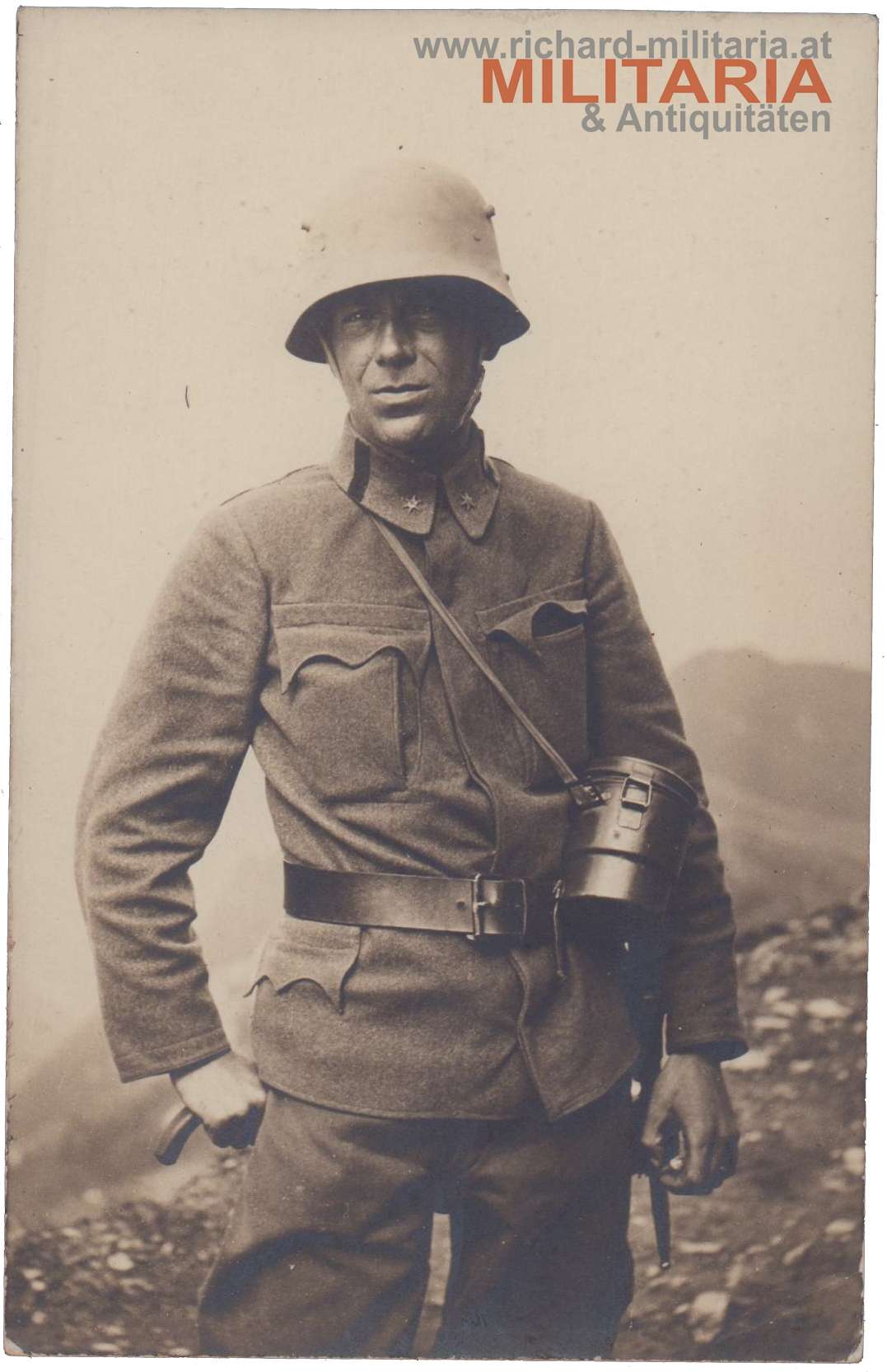 k.u.k. Leutnant mit Stahlhelm und Gasmaske