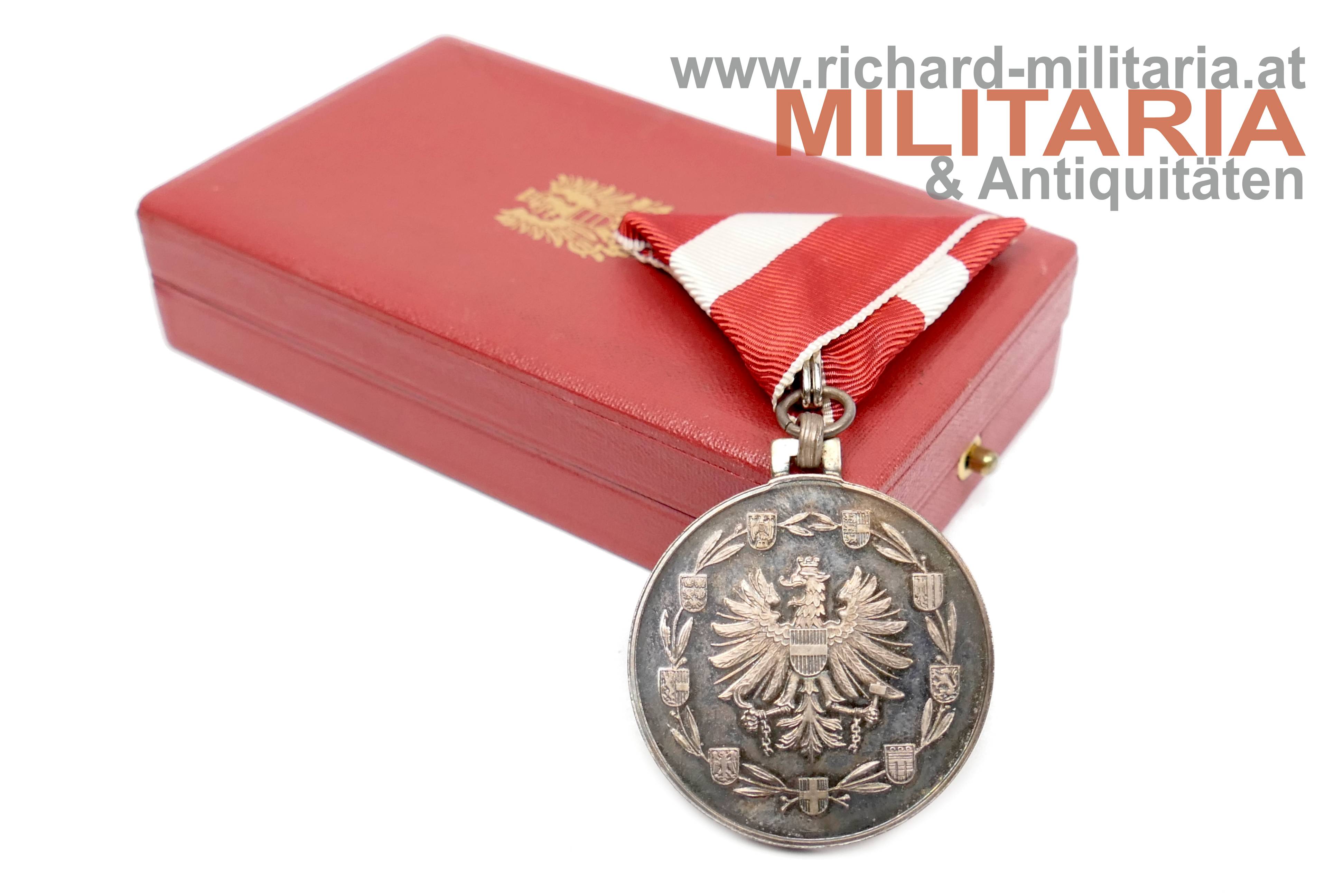 Silberne Medaille für Verdienste um die Republik Österreich mit Etui