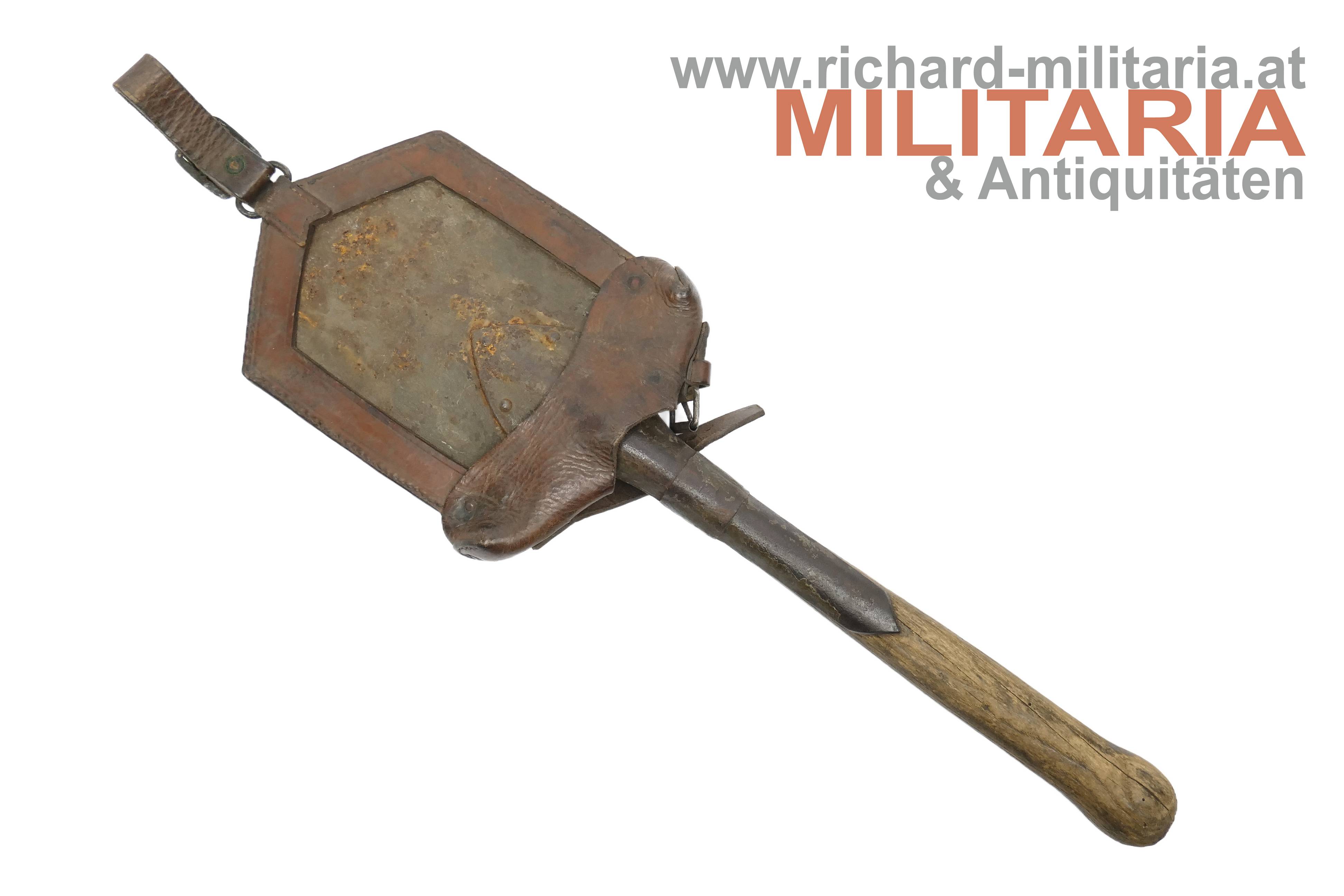 k.u.k. Feldspaten mit Sägezähnen und Lederfutteral