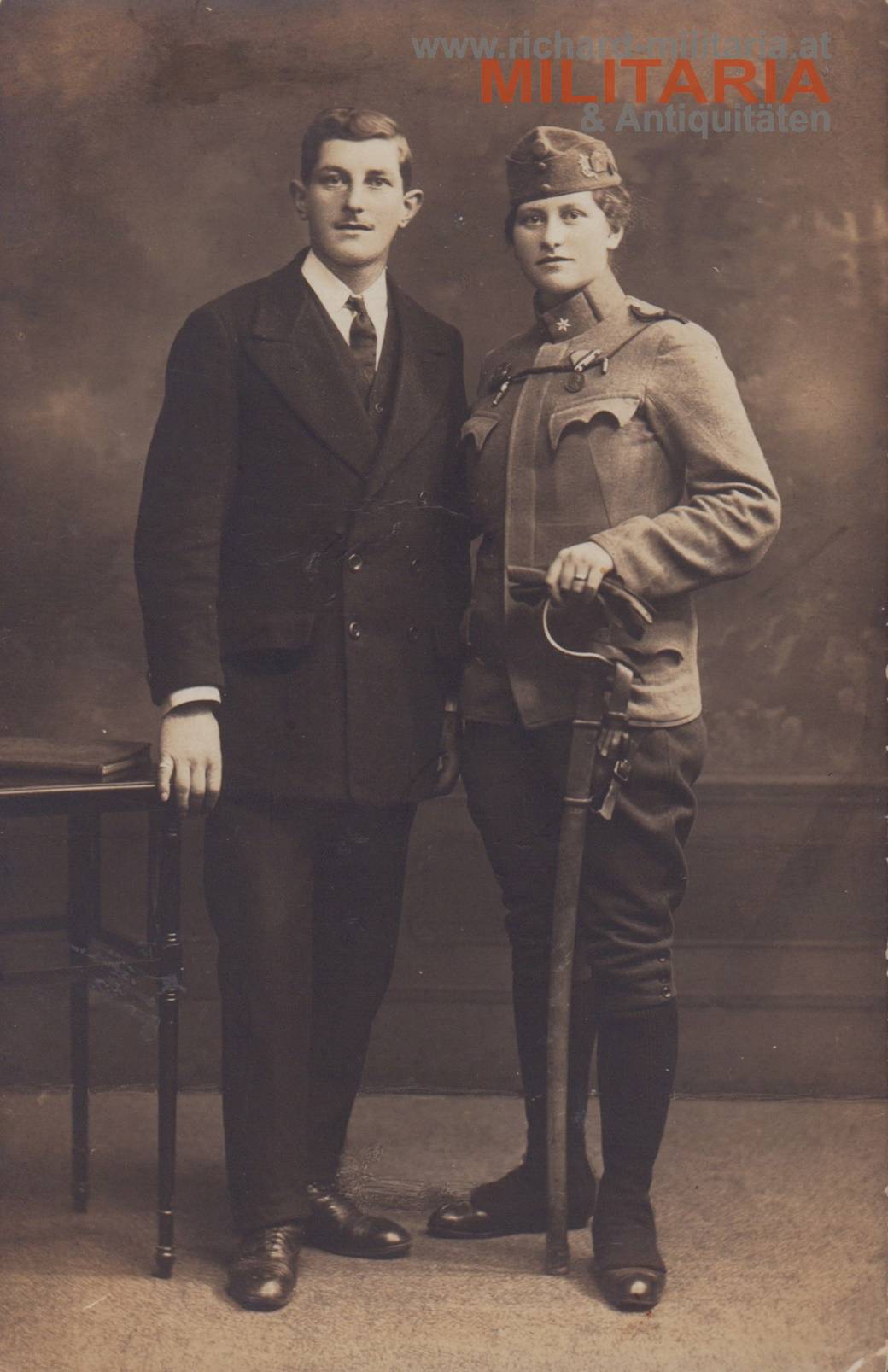 k.u.k. Foto - Frau in Kavallerie-Mannschafts-Uniform