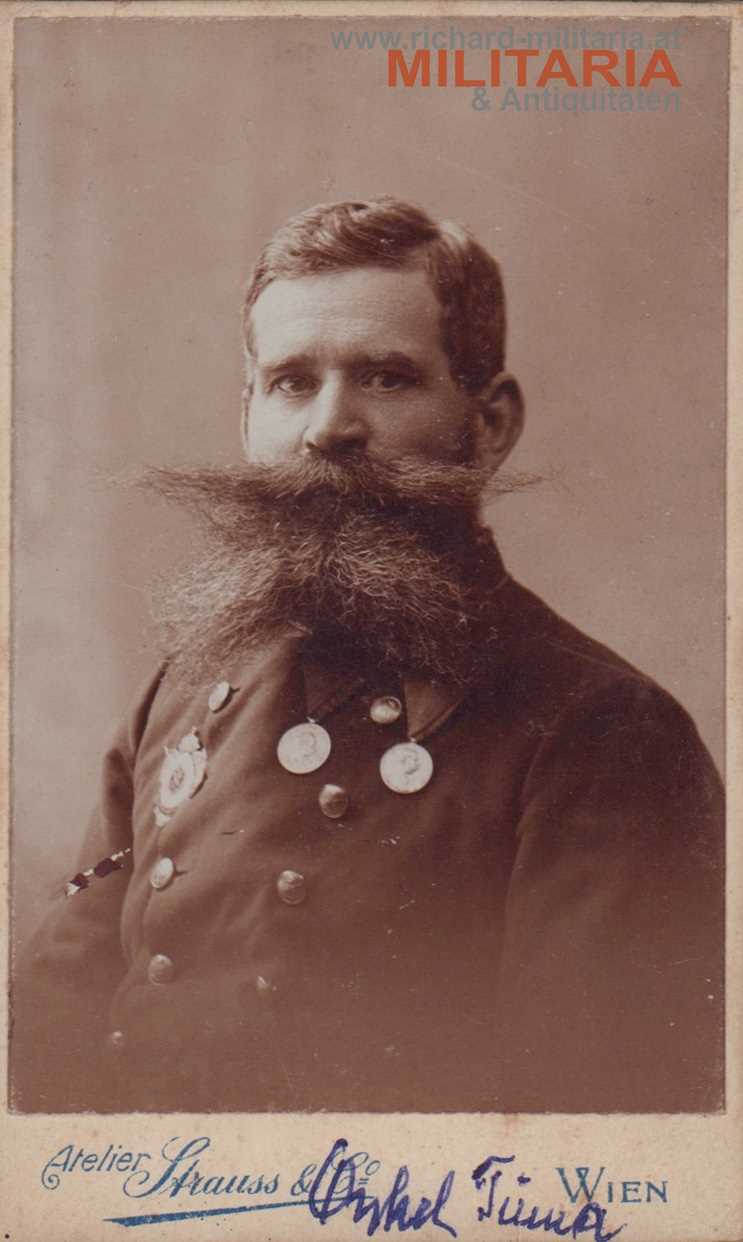 k.u.k. Hartkartonfoto - Militär-Veteranen-Abzeichen