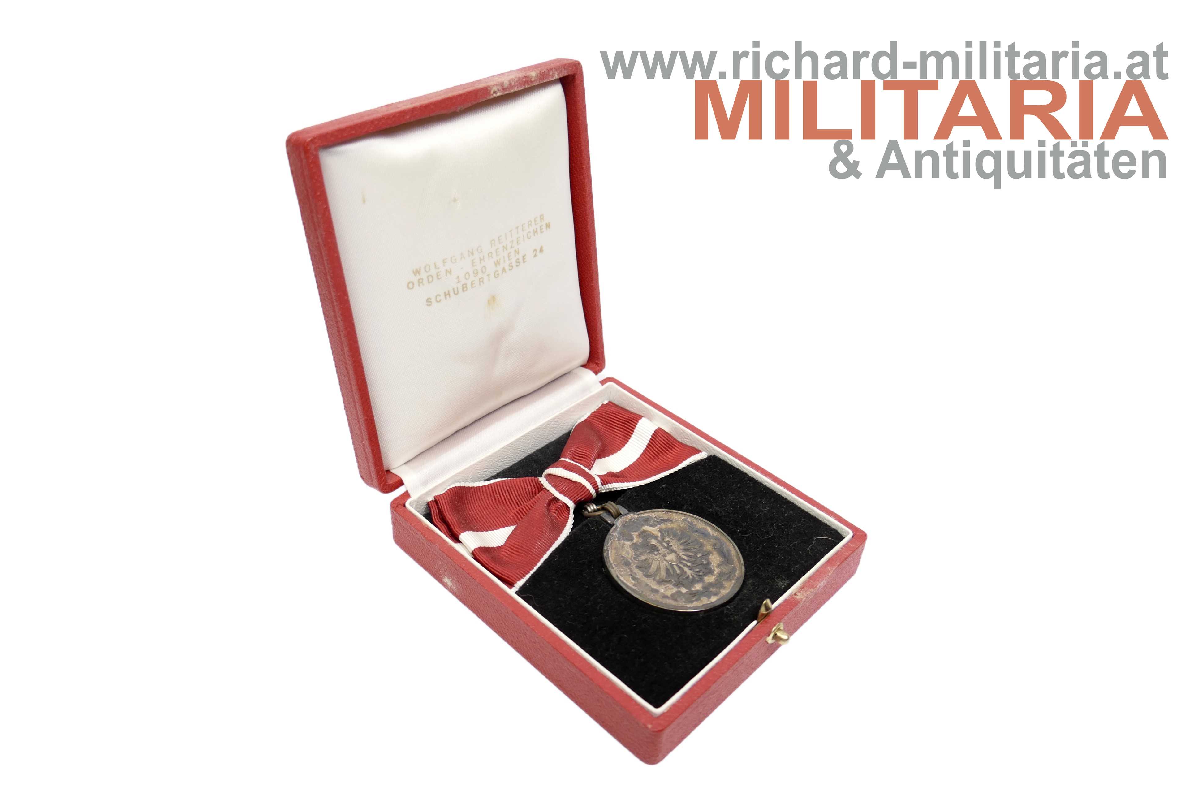 Silberne Ehrenmedaille für Verdienste u. d. Republik mit Damenmasche im Etui