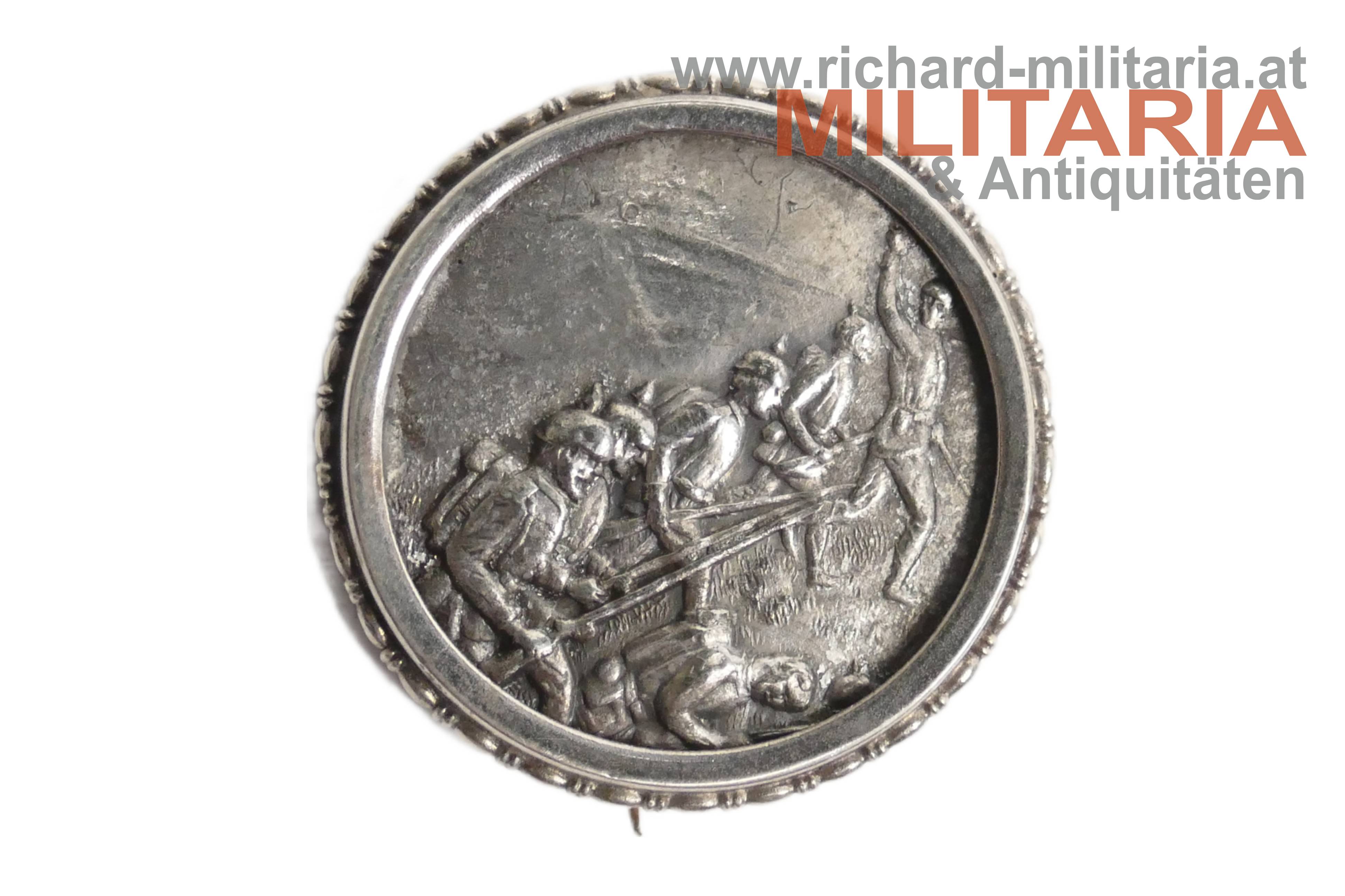 patriotisches Abzeichen - stürmende deutsche Soldaten - in Silberbrosche