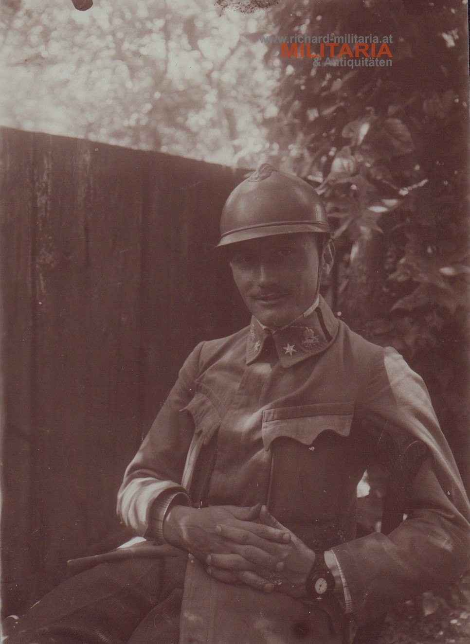 k.u.k. Foto - Leutnant MG-Truppe mit italienischem Beutehelm