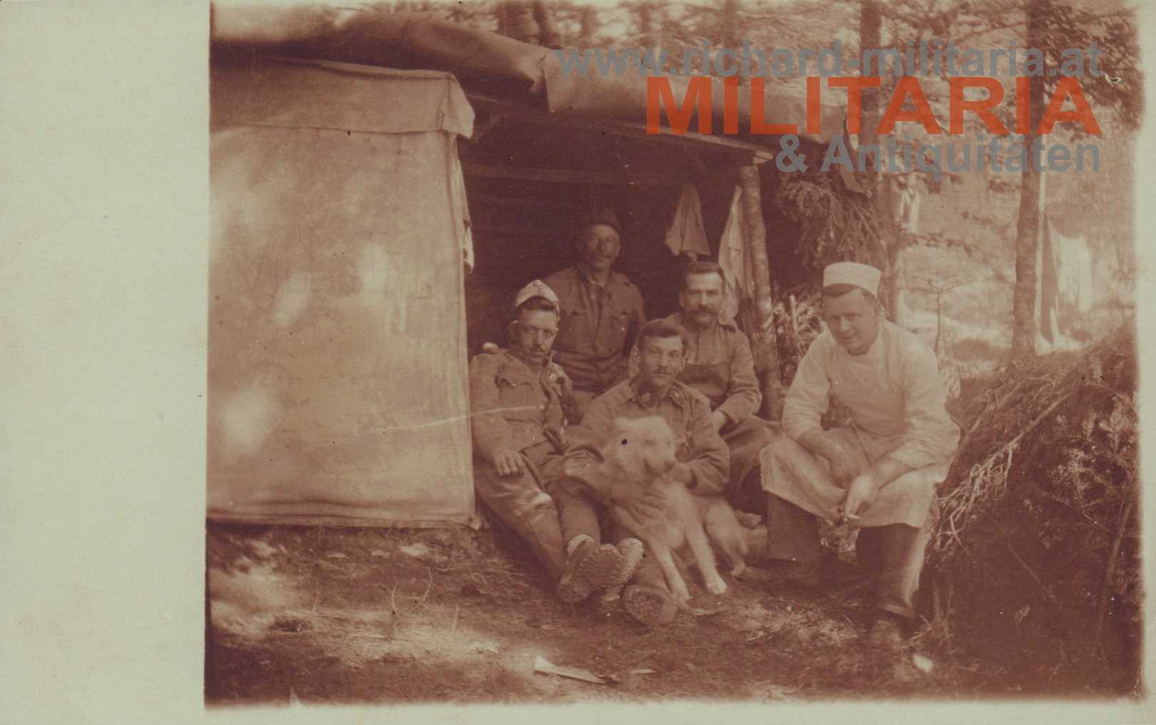 k.u.k. Foto - Soldaten mit Hund vor Zelt / 3. Korpskommando
