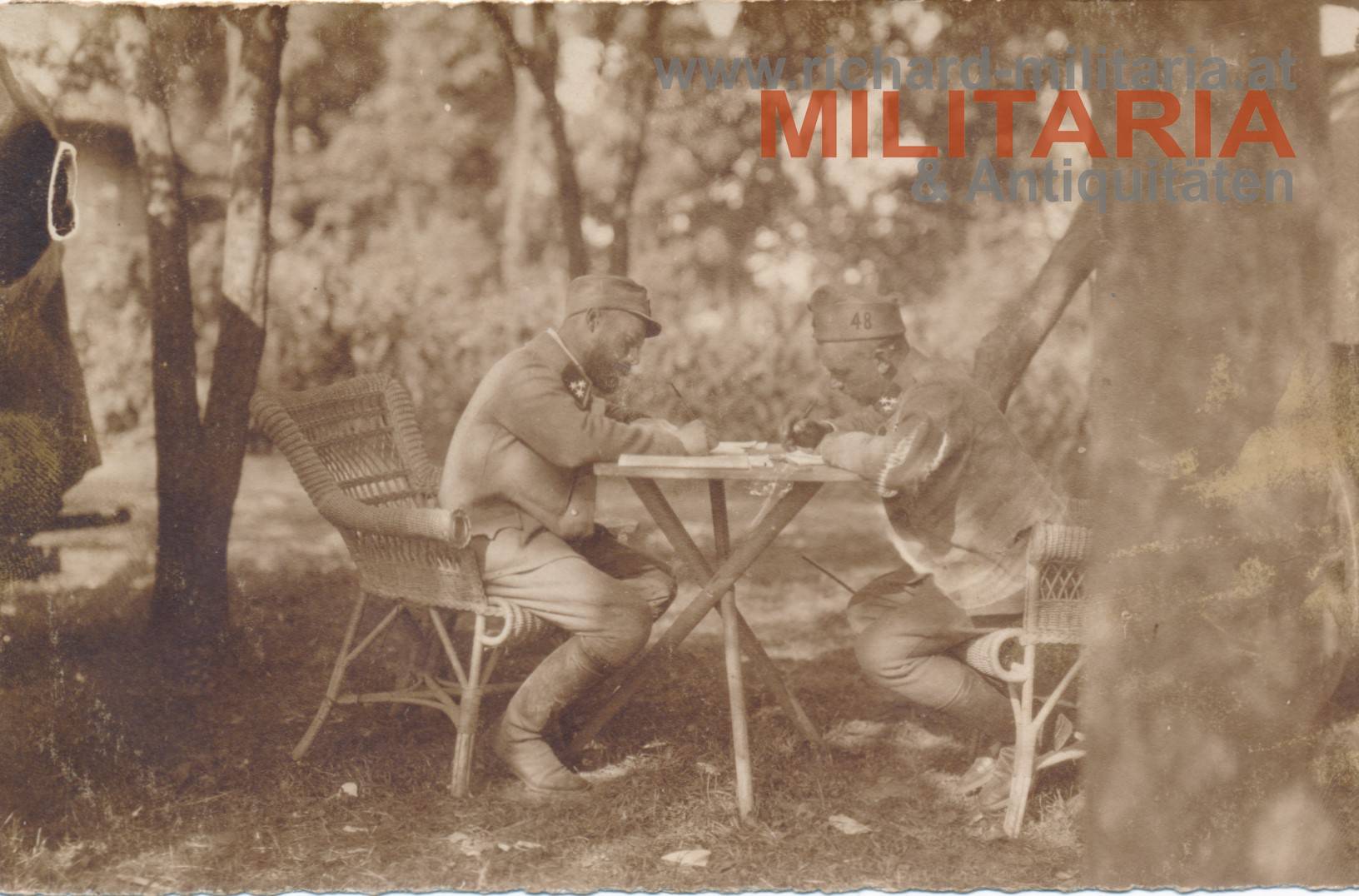 k.u.k. Foto -  2 Soldaten des IR 48 beim Schreiben