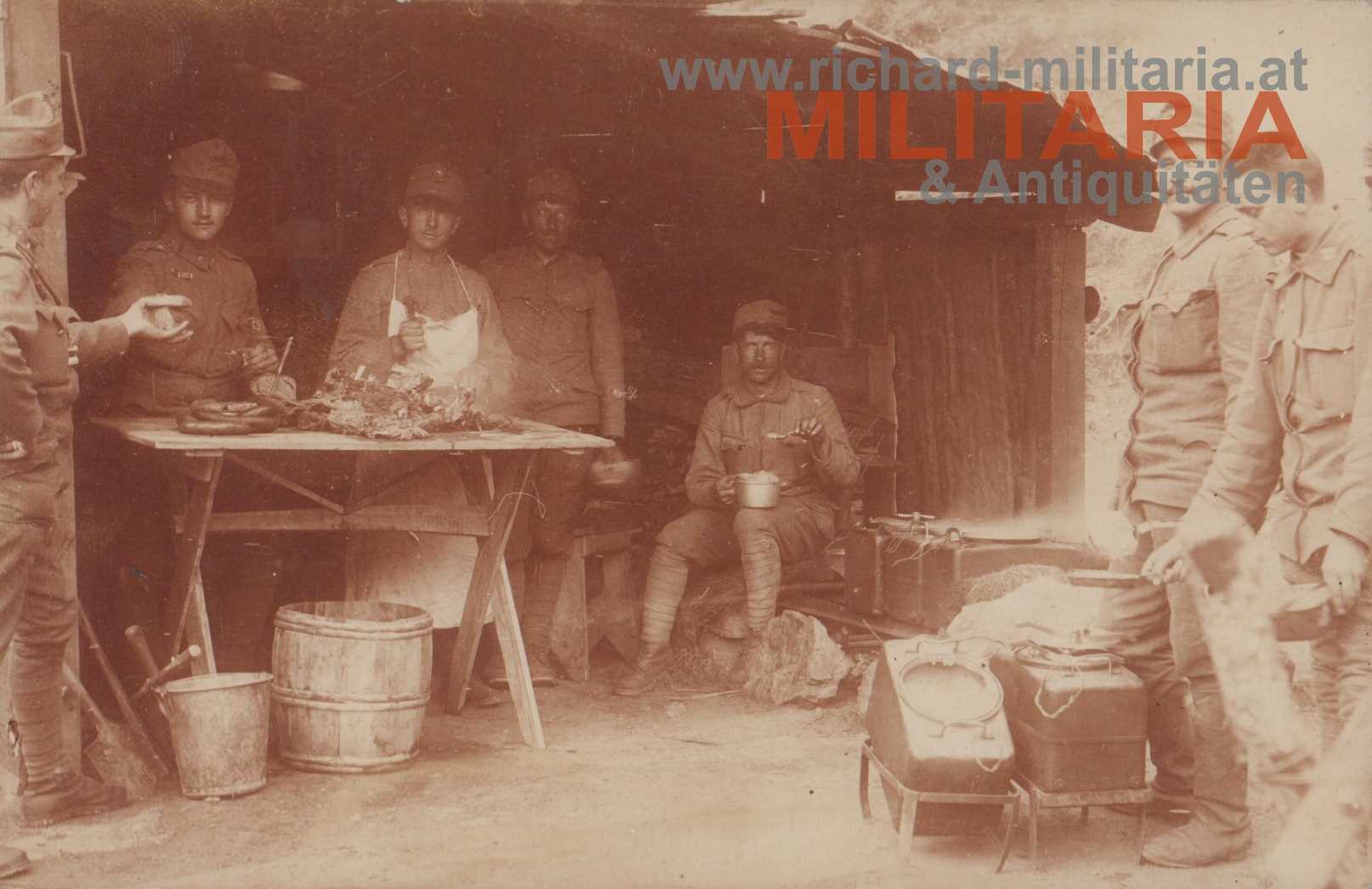 k.u.k. Foto - Soldaten bei der Essensausgabe im einer Gebirgsstellung
