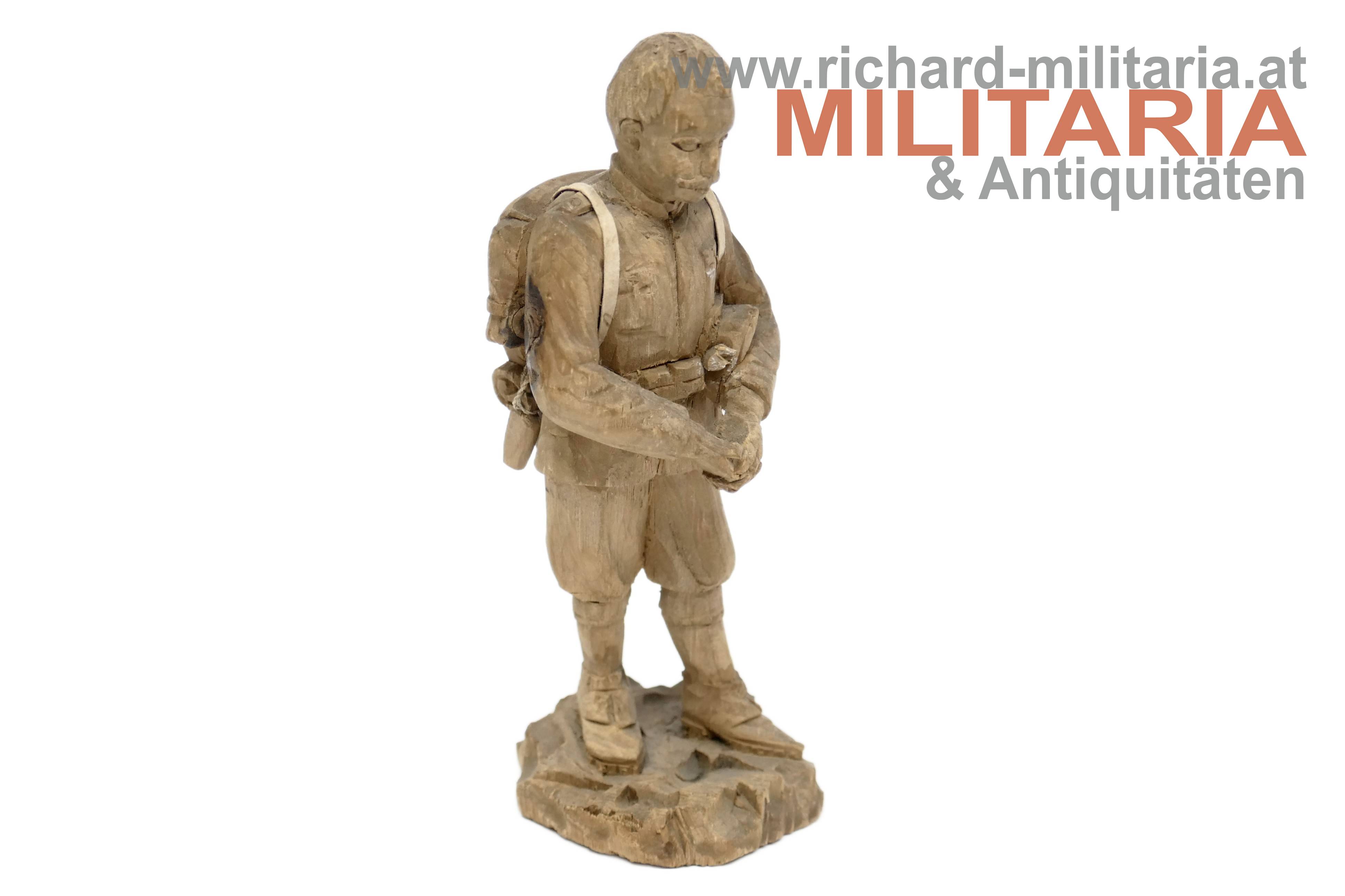 k.u.k. Holzfigur - betender Soldat