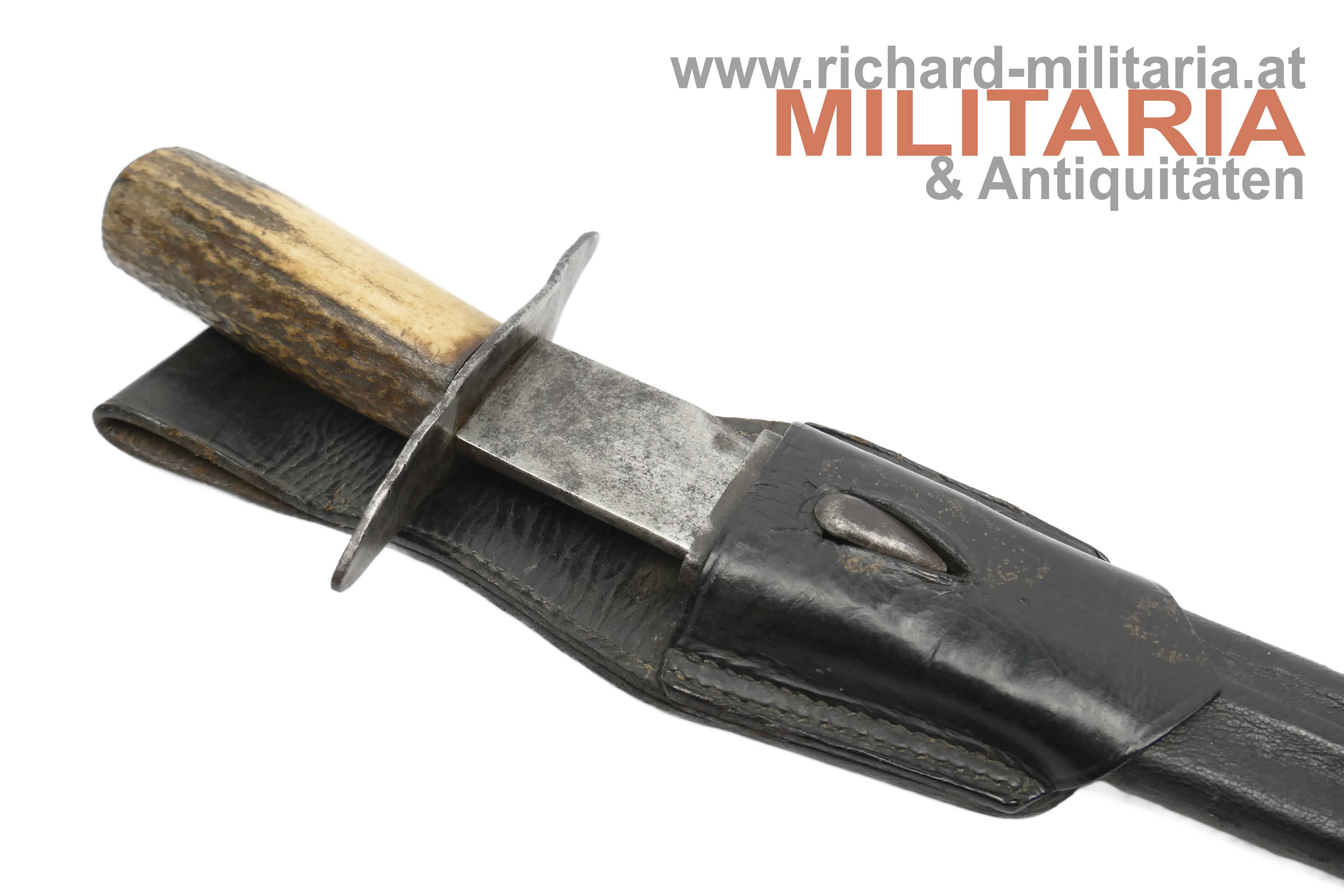 Kampfmesser mit Scheide und Koppelschuh