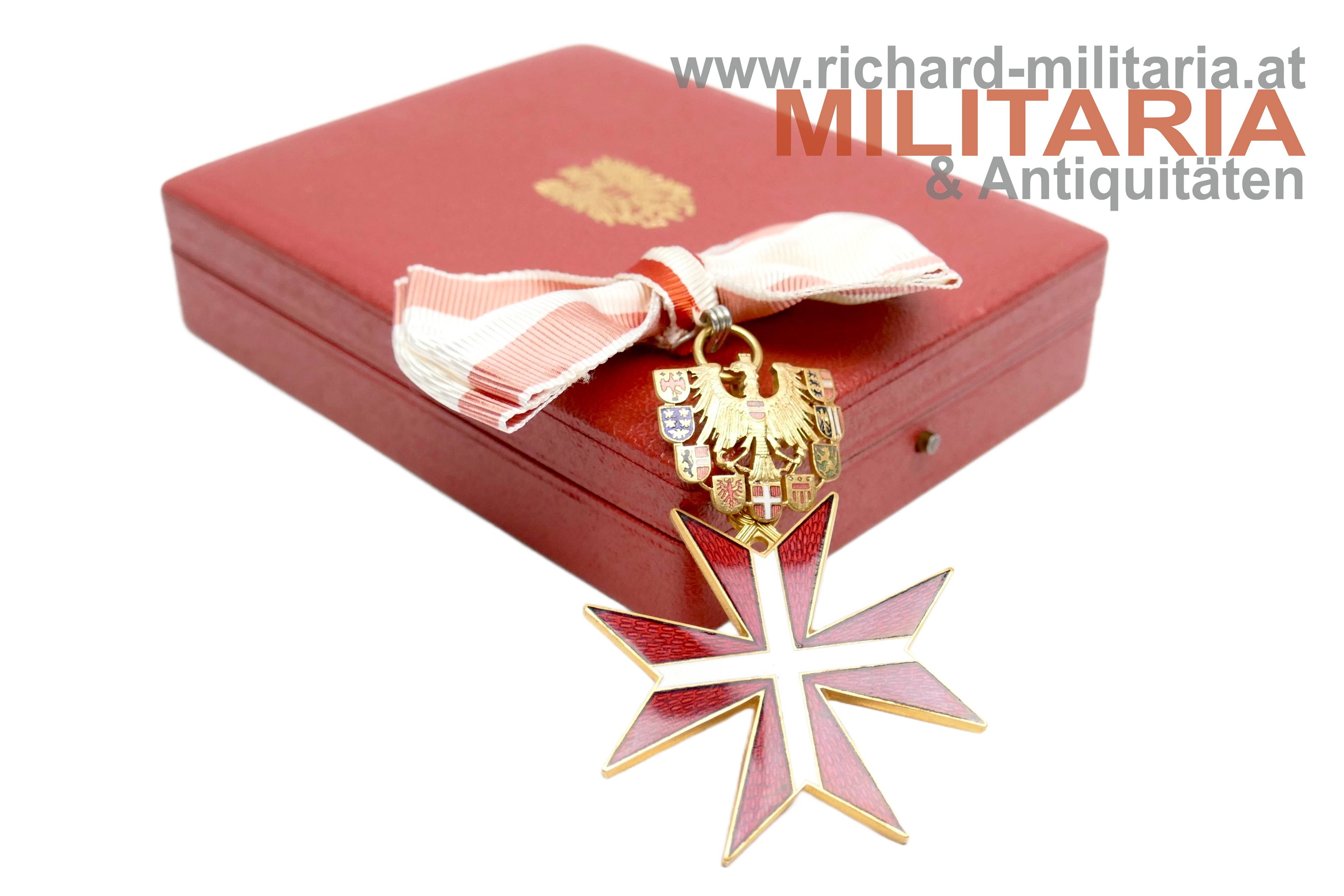 Österreich - Goldenes Ehrenzeichen für Verdienste mit Damenmasche + Etui