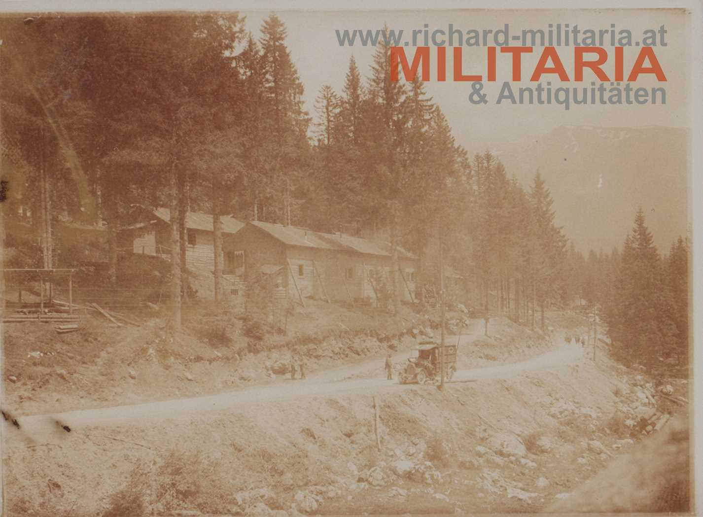 k.u.k Foto - Hütten im Wald mit KFZ