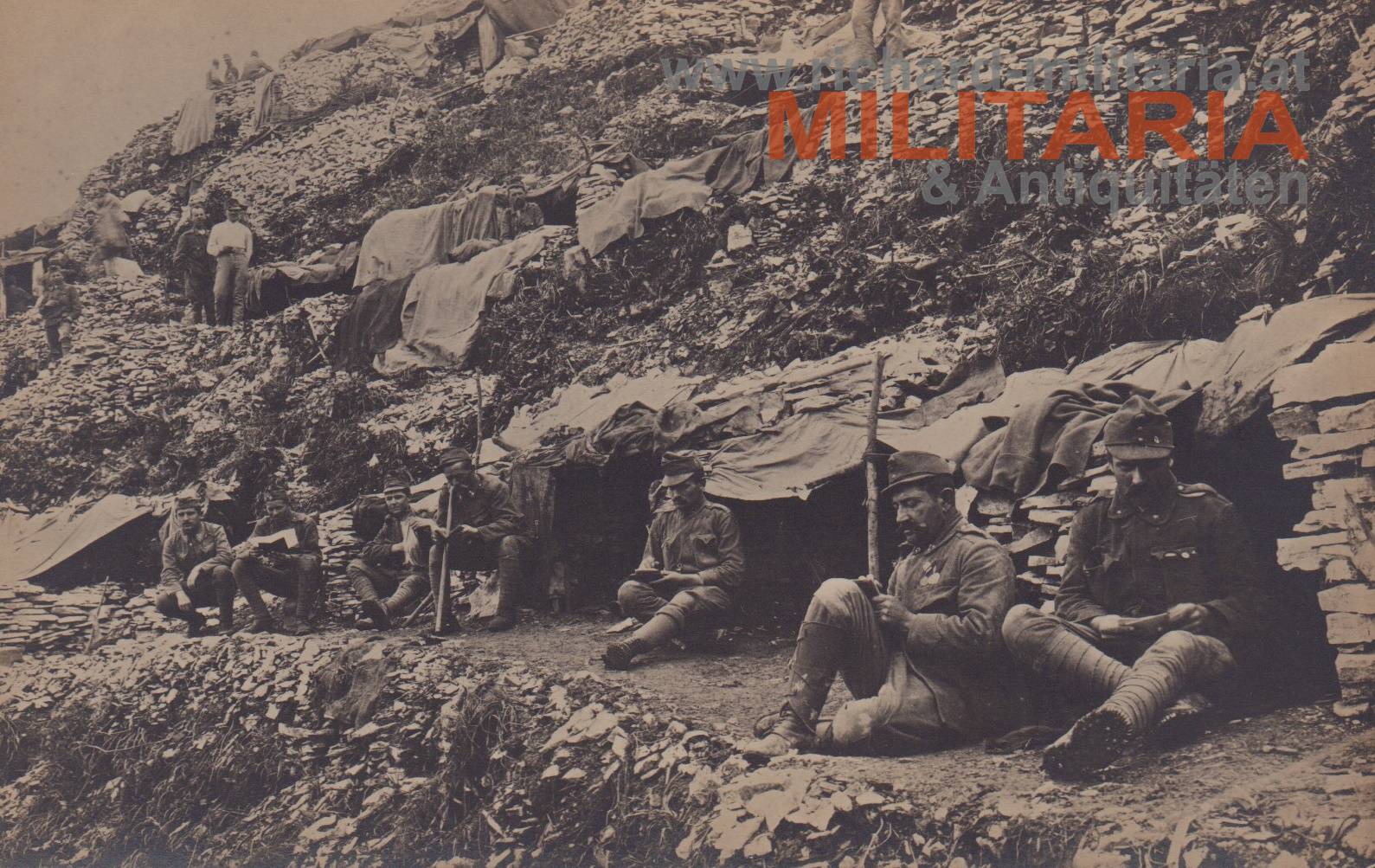 k.u.k. Foto - Soldaten bei ihren einfachen Behausungen im Gebirge - Italienfront 1918 "Col Camprilo"
