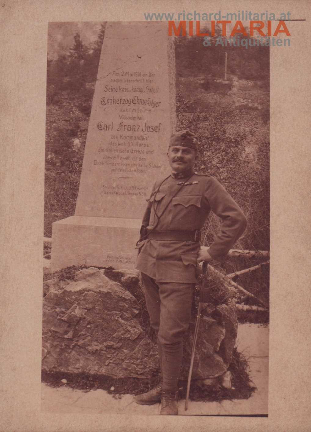 k.u.k. Foto - Kavallerist vor dem Erzherzog Karl Denkmal in Lastebasse