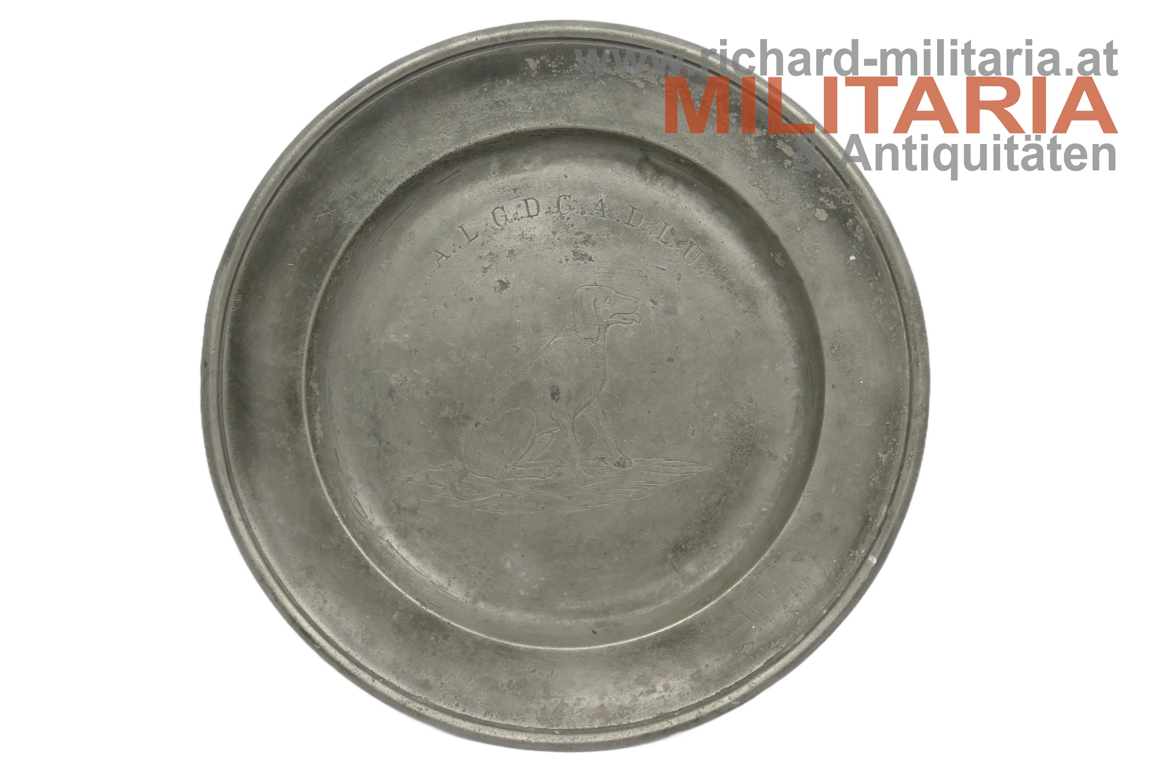 Zinnteller mit Hundemotiv 19. Jhdt.