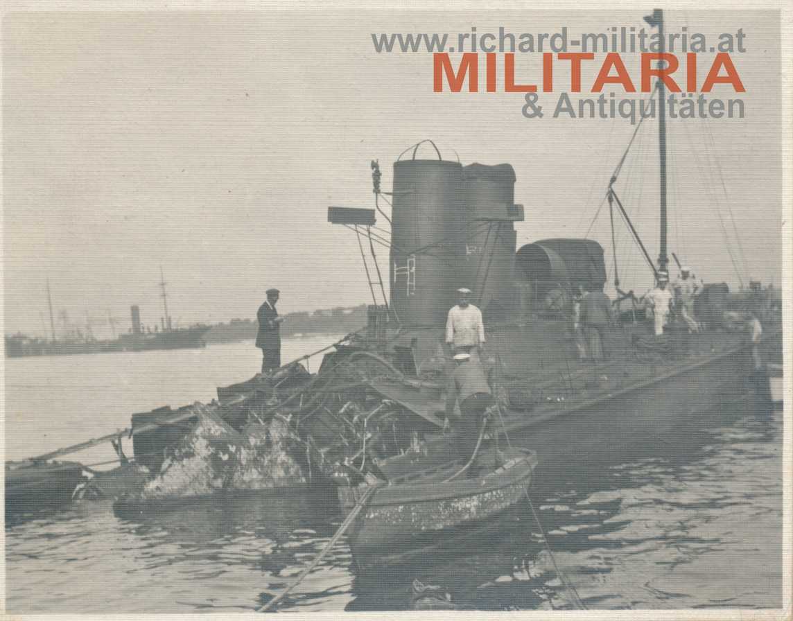k.u.k. Foto - Tb 51 - schwer beschädigt - Admiral Vjegovan an Bord 