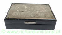 Holzschatulle mit Münzauflagen des Mittelalters