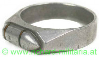 Patriotischer Ring mit aufgesetzter Granate